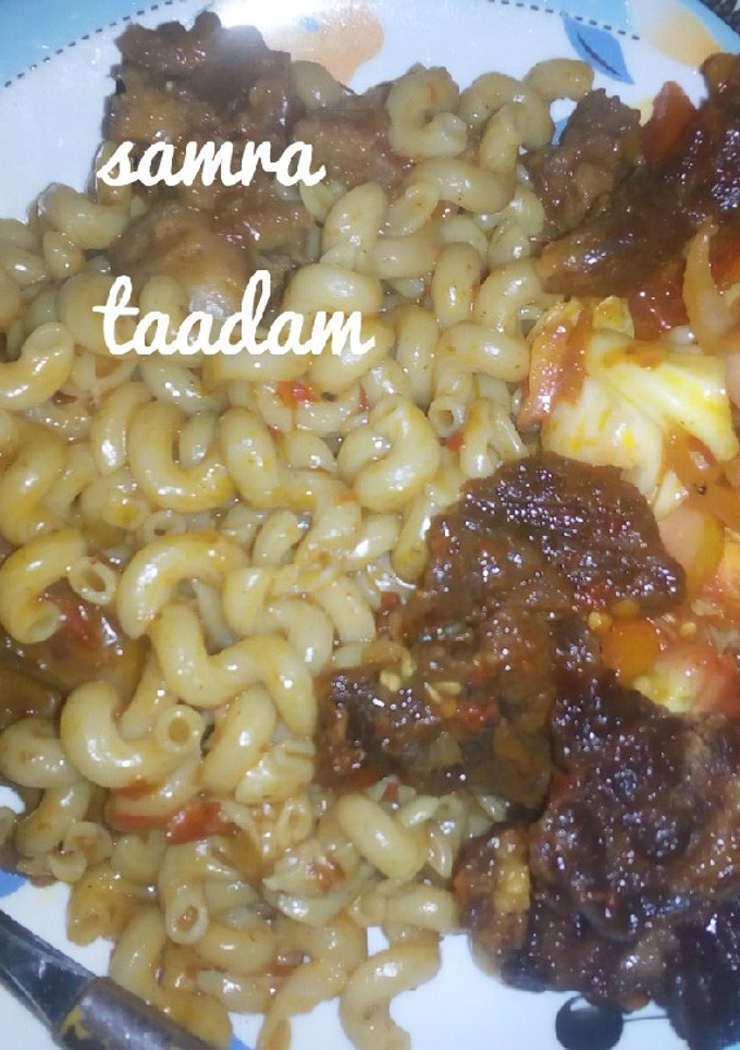 A picture of Macaroni with peppered meat.