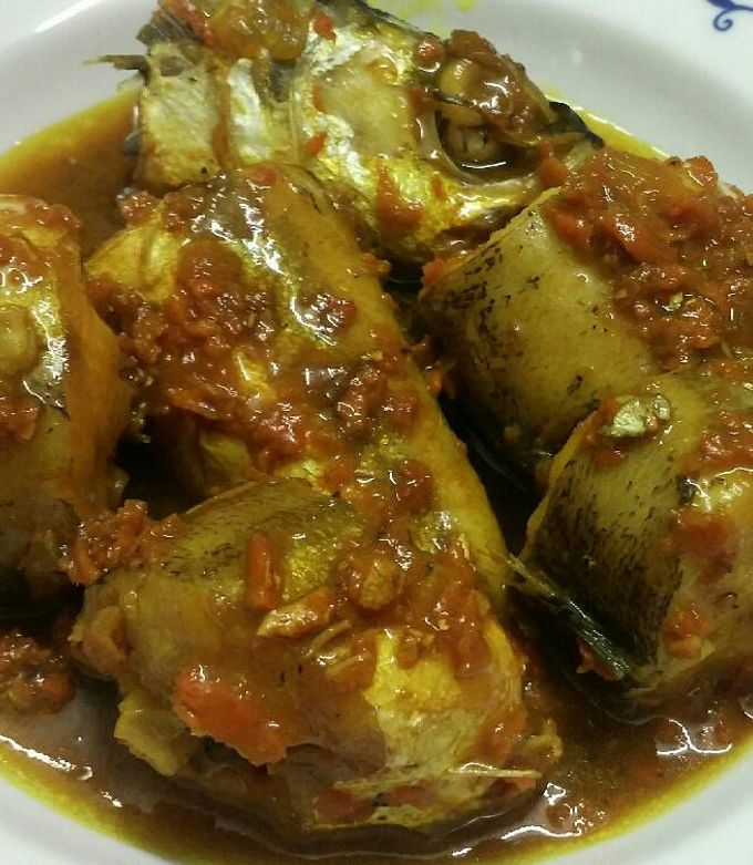 Hình của món Cá nhồng kho nghệ.
