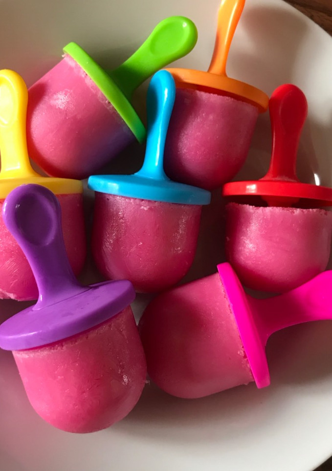 Una foto de Helados de batido de fresa🍓