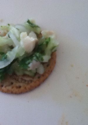 Una foto de Ensalada verde navideña con leche de coco y calabacitas