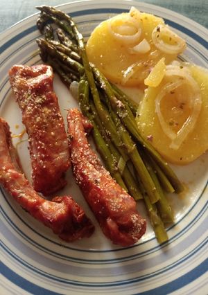 Una foto de Costillas adobadas al horno con trigueros y patatas