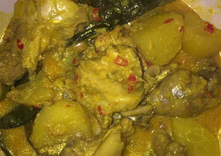 Opor ayam kentang