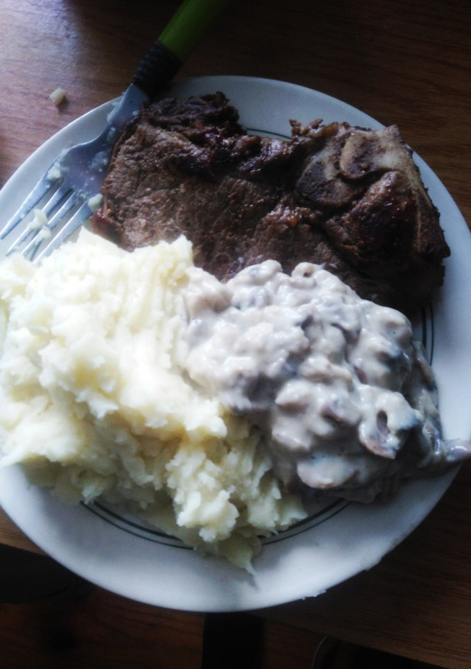 Una foto de Lomo con salsa de champiñones y puré