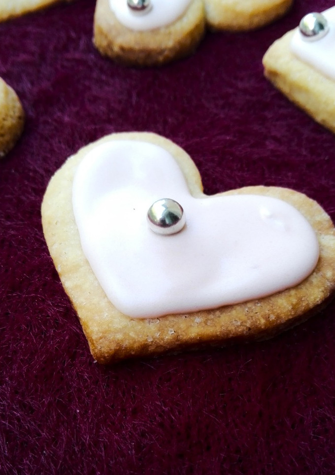 Una foto de Corazones glaseados de galleta