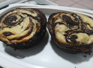 Una foto de Keto brownie cheesecake 🍫🧀