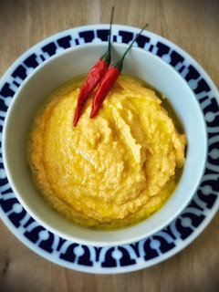 Una foto de Hummus de calabaza picante