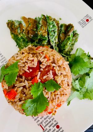 รูปของ ข้าวผัดน้ำพริกกะปิไข่เค็ม เครื่องเคียงไข่ชะอม