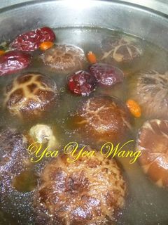 (電鍋料理)蜜棗花菇雞湯 的食譜成品照片