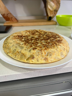 Una foto de Tortilla de patata melosa con cebolla