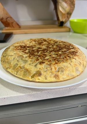 Una foto de Tortilla de patata melosa con cebolla