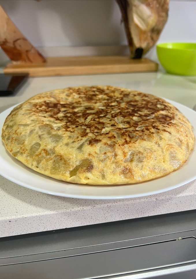 Una foto de Tortilla de patata melosa con cebolla