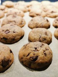Una foto de Cookies con chip de chocolate ❤😲