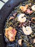 Fideuà negra del senyoret con chipirones en tempura