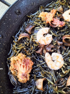 Una foto de Fideuà negra del senyoret con chipirones en tempura