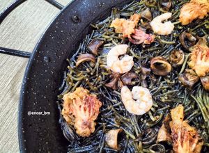 Foto principal de Fideuà negra del senyoret con chipirones en tempura