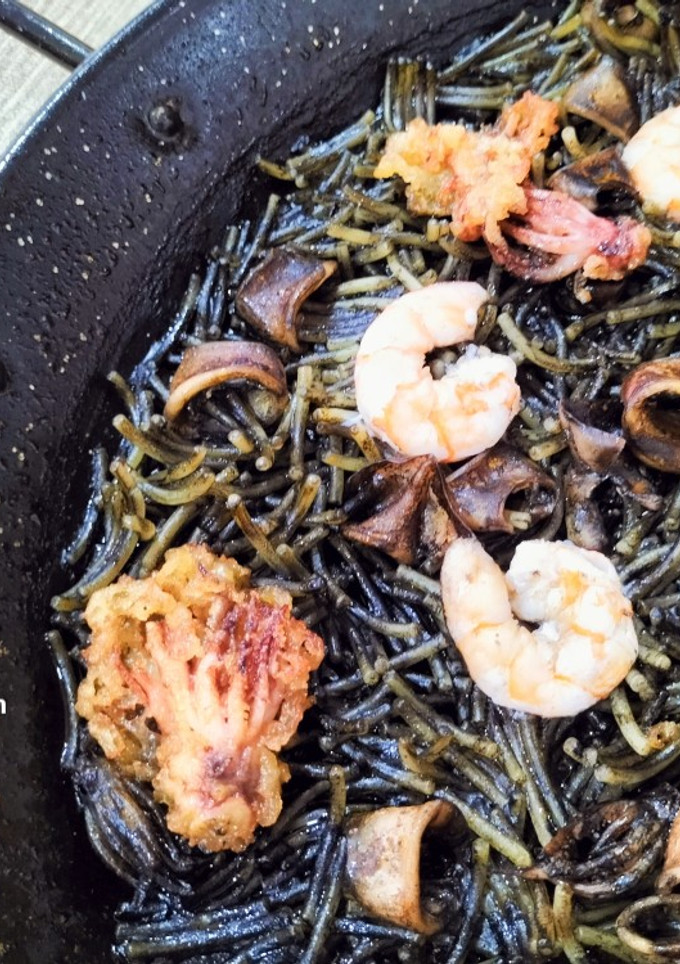 Una foto de Fideuà negra del senyoret con chipirones en tempura