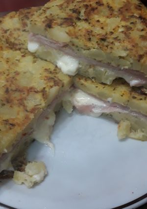 Una foto de Tortilla de papas rellena