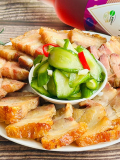 脆皮燒肉佐涼拌小黃瓜 的食譜成品照片