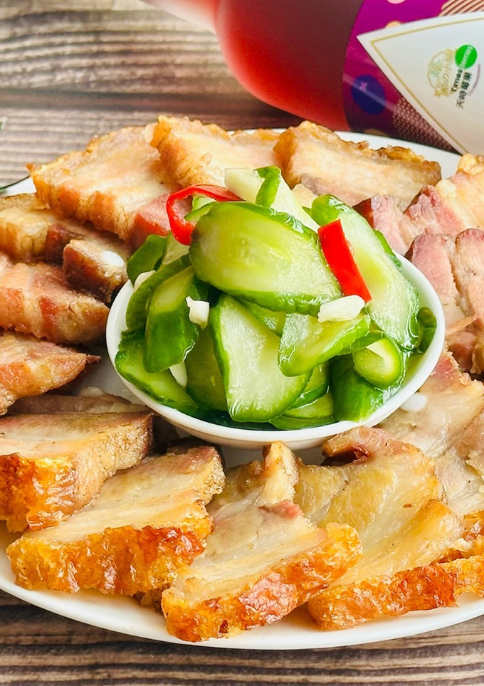 脆皮燒肉佐涼拌小黃瓜 的食譜成品照片