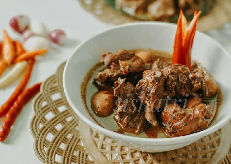 Cara mudah memasak Ayam Kuah Bumbu Kluwak (Makanan Khas Malam Takbir) Anti Gagal