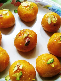 मैंगो कोकोनट लड्डू (Mango coconut ladoo recipe in Hindi) रेसिपी मुख्य फोटो