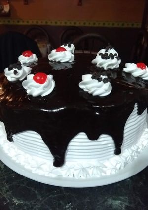 Una foto de Pastel con ganache de chocolate 🤡
