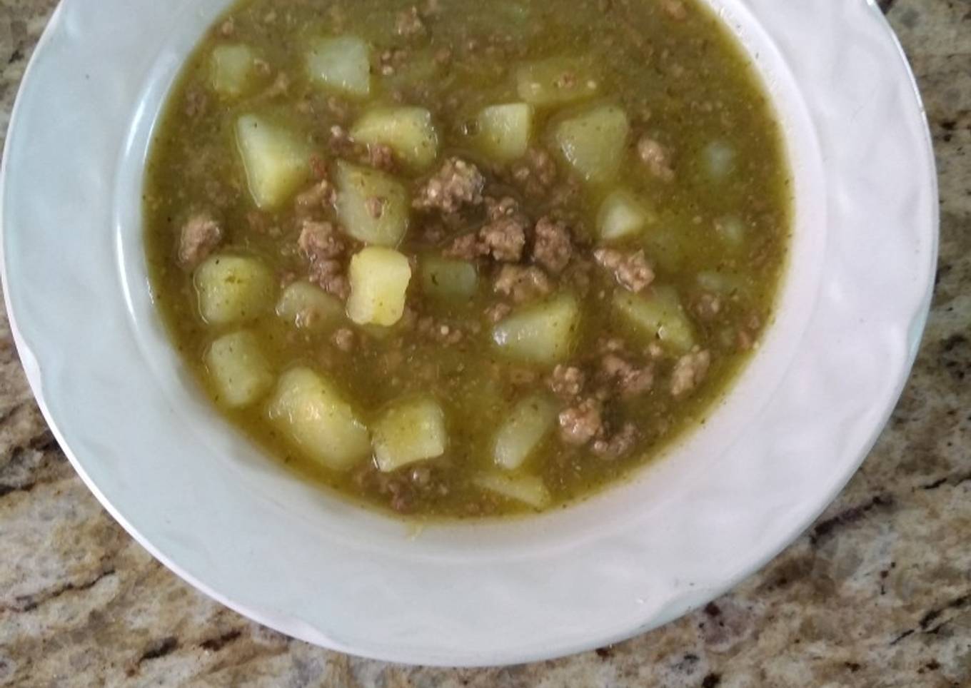 Papas con carne molida en salsa verde