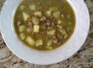 Una foto de Papas con carne molida en salsa verde