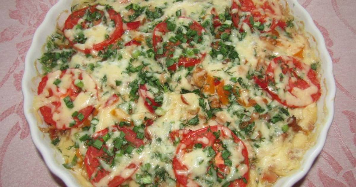 Открытый пирог с курицей помидорами и сыром