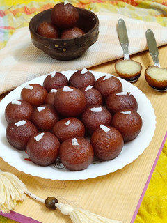 कोकोनट गुलाब जामुन (coconut gulab jamun recipe in Hindi) रेसिपी मुख्य फोटो