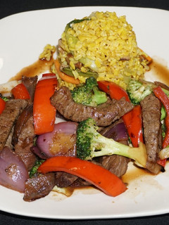 Una foto de Lomo saltado con brócoli y pimiento morrón rojo