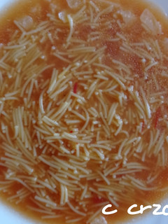 Una foto de Sopa de fideos con dados de queso