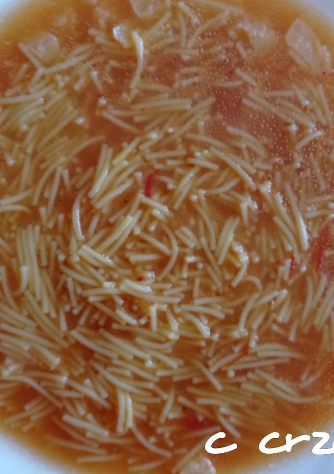 Una foto de Sopa de fideos con dados de queso
