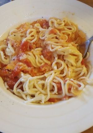 Una foto de Espagueti con salsa y antipasti Mediterráneo especial