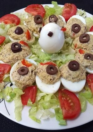 Una foto de Huevos rellenos con almendras