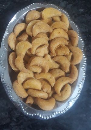 अजवाइन के नमकीन खस्ता काजू (Ajwain Ke Namkeen khasta kaju recipe in Hindi) रेसिपी मुख्य फोटो