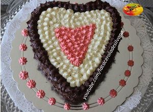 Una foto de Torta de chocolate con remolacha y ganache de chocolate para San Valentín
