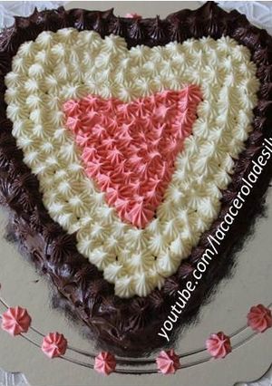 Una foto de Torta de chocolate con remolacha y ganache de chocolate para San Valentín