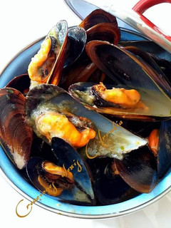 Una foto de Mejillones al vapor en salsa de fish masala, mantequilla y ajos