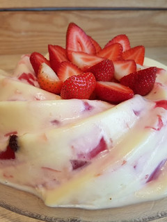 Una foto de Bundt cake de fresa fresca y crema fría!!!