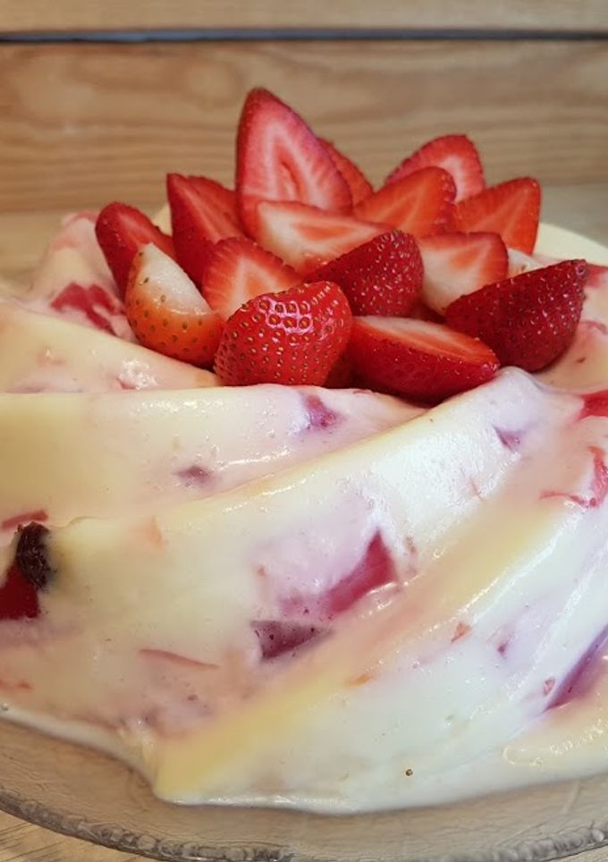 Una foto de Bundt cake de fresa fresca y crema fría!!!