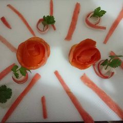 A picture of Tomato carrot radish salad.