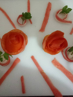 A picture of Tomato carrot radish salad.