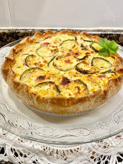 Una foto de Pastel salado de hojaldre con calabacín, requesón y salami