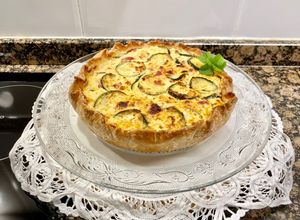 Foto principal de Pastel salado de hojaldre con calabacín, requesón y salami