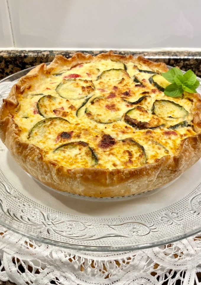 Una foto de Pastel salado de hojaldre con calabacín, requesón y salami