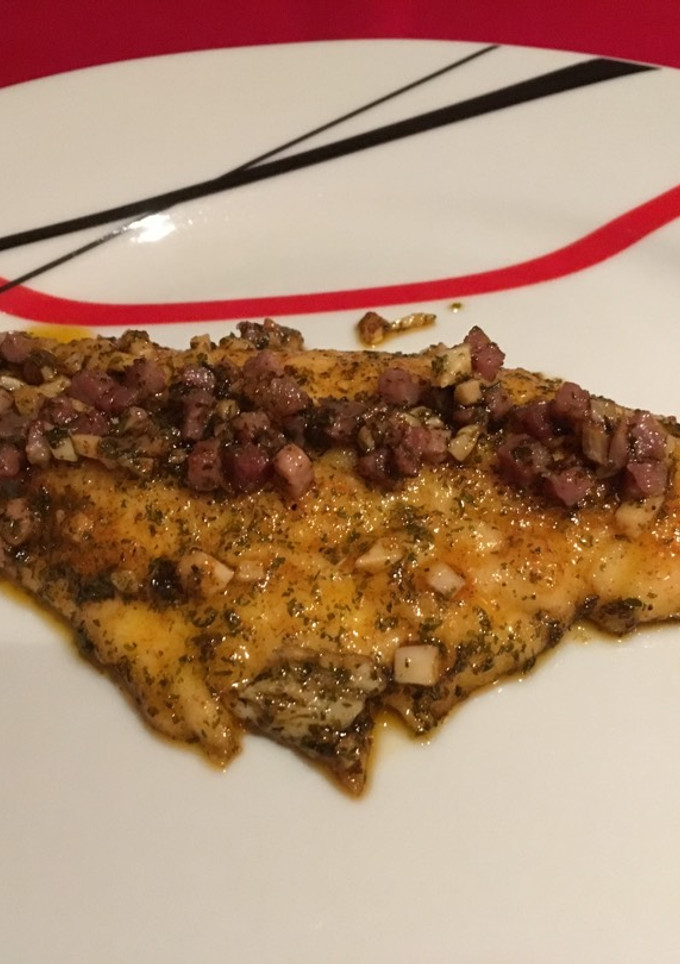 Una foto de Dorada en salsa de ajo y jamón
