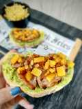 Tosta de lomo con aguacate y calabaza trufada con piñones