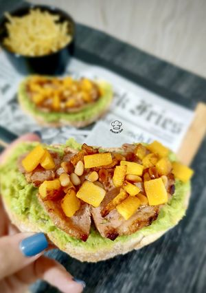 Una foto de Tosta de lomo con aguacate y calabaza trufada con piñones