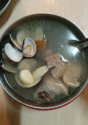 ~蒜頭蛤蠣雞湯~ 的食譜成品照片